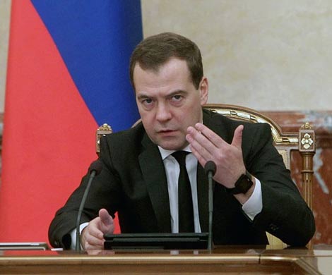 Медведев после послания Путина подписал 30 поручений кабмину 