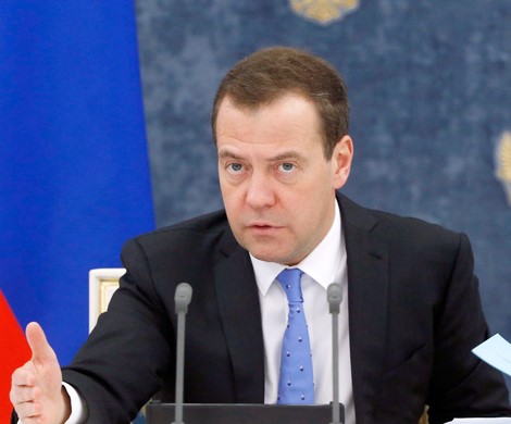 Медведев предложил значительно повысить пособия на детей