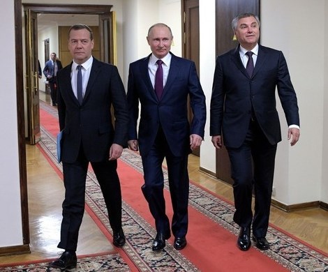Медведев спасает Путина от Володина: эксперты рассказали о внутреннем противостоянии во власти