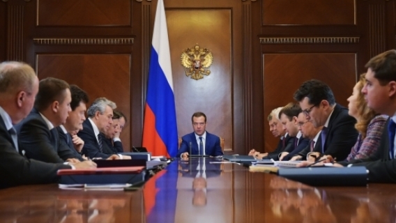 Медведева не остановить: четырехдневную рабочую неделю введут в 30 регионах России