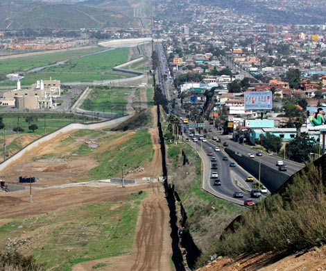 Мехико возмутилось угрозой Трампа перебросить военных на границу