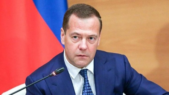 «Меж молотом и наковальней»: Медведев пожалел Зеленского