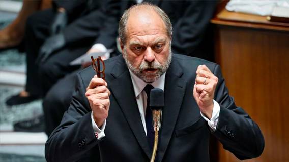 Министр юстиции Франции обвинил «крайне правых» и «крайне левых» в сохранении антисемитизма в стране