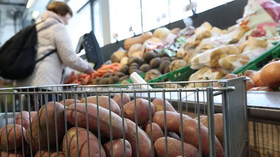 Минсельхоз сообщил о снижении цен на свинину, мясо кур и картофель. ФАС продолжает отслеживать цены на куриные яйца