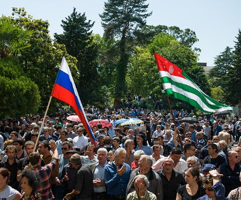 Митинг в Абхазии завершился отстранением руководителя МВД