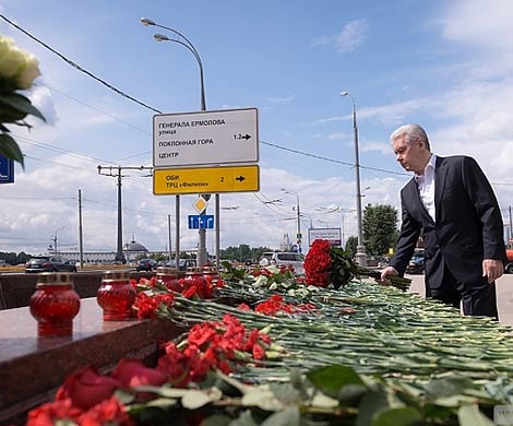 Москвичи почтили память жертв катастрофы на Арбатско-Покровской линии метро