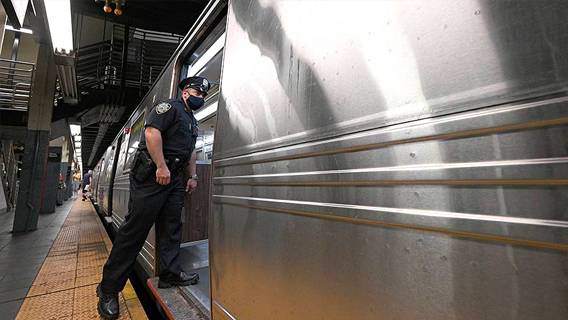 Мужчину, арестованного за нападение в бруклинском метро, обвинили в терроризме