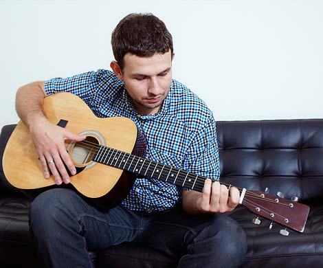 Мужчины, которые играют на гитаре, кажутся женщинам более привлекательными
