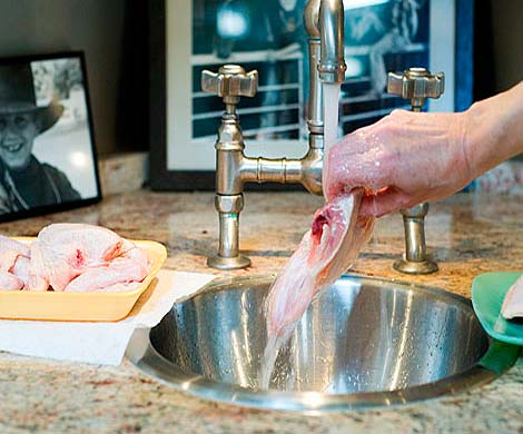Мыть сырое мясо курицы – смертельно опасно