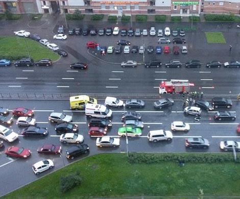 На Богатырском проспекте столкнулись восемь автомобилей На Богатырском проспекте столкнулись восемь автомобилей