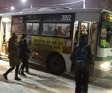 На Камчатке автобус протащил по дороге женщину, выпавшую из него‍