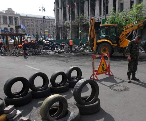 На Майдане коммунальщики разобрали две баррикады и вывезли мусор