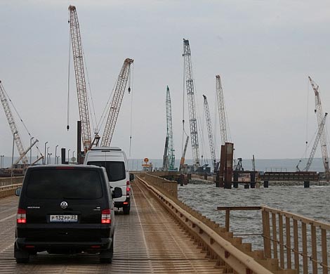 На площадке Керченского моста установили первую морскую опору