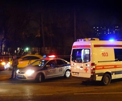 На севере Москвы BMW протаранил столб: есть пострадавшие