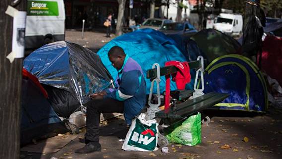 На севере Парижа эвакуирован лагерь с почти тысячей мигрантов 