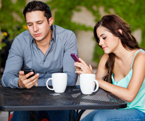 На свидании люди уделяют телефону больше внимания, чем партнеру