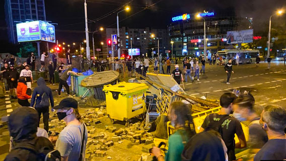 На улицах Минска появились баррикады: люди хотят перемен