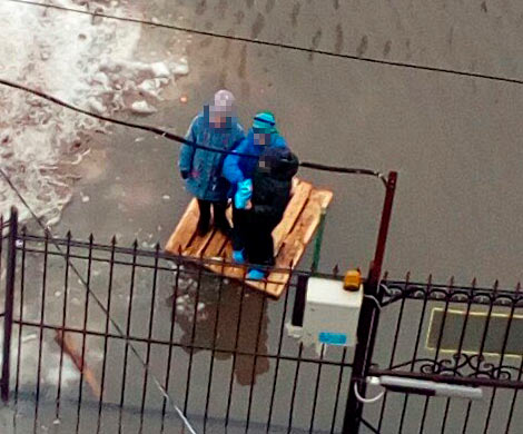 На затопленных улицах Воронежа сняли на фото детей на «плоту»