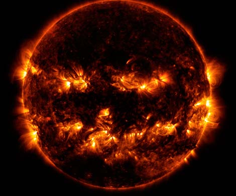 NASA опубликовало фото Солнца, напоминающего тыкву для Хеллоуина