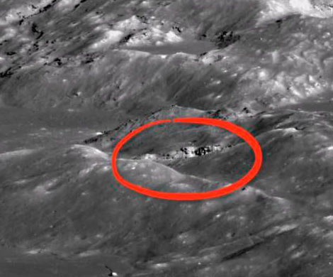 NASA сняло на фото корабль пришельцев в лунном кратере