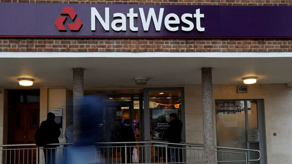 NatWest более чем вдвое увеличил резервы из-за риска неисполнения клиентами долговых обязательств