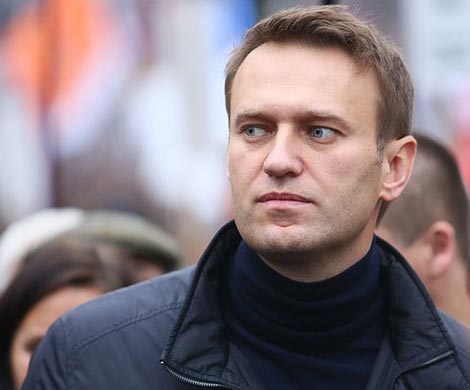 Навального оштрафовали на 2,5 тыс. руб за отказ пускать приставов