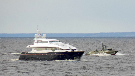 Навальный назвал военный эскорт для яхты «подруги» Путина «унижением» российского флота