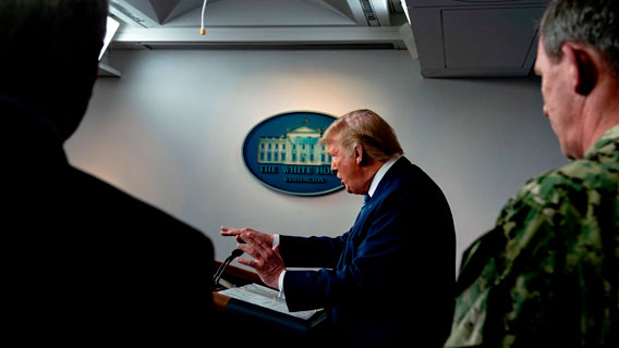 Навязывание Трампом хлорохина в качестве лекарства от коронавируса разделило медицинское сообщество Навязывание Трампом хлорохина в качестве лекарства от коронавируса разделило медицинское сообщество