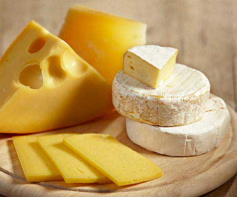 Названы 6 главных опасностей сыра