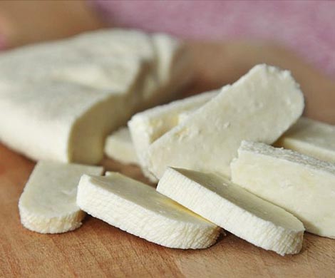 Названы самые полезные для фигуры сорта сыра