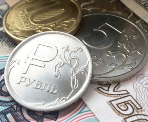 Нефть, налоги и санкции бьют по рублю: эксперты ждут падения курса