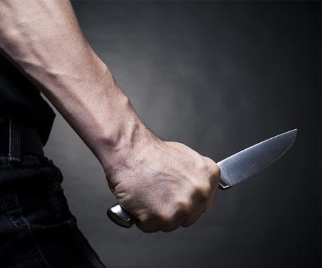 Неизвестные изрезали ножом мужчину на юге Москвы