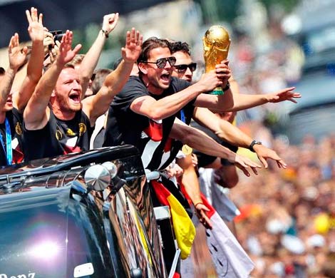 Немцы так праздновали победу, что повредили кубок чемпионов мира по футболу