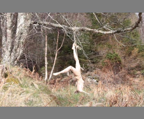 Норвежская художница голышом провисела в лесу несколько часов