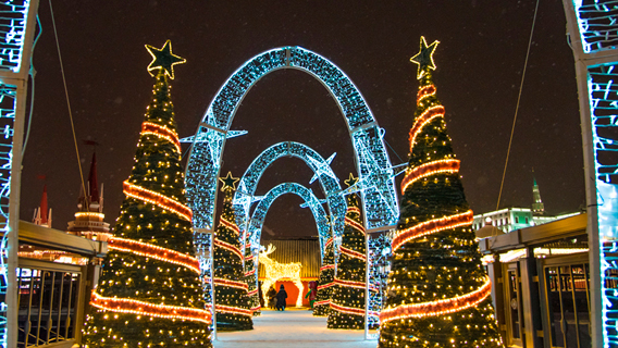 Новогодний фестиваль на Кремлевской набережной в Казани