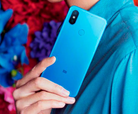 Новый Xiaomi Mi 6X официально показали в синем цвете на новом фото