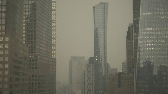 Нью-Йорк накрыло смогом из-за лесных пожаров