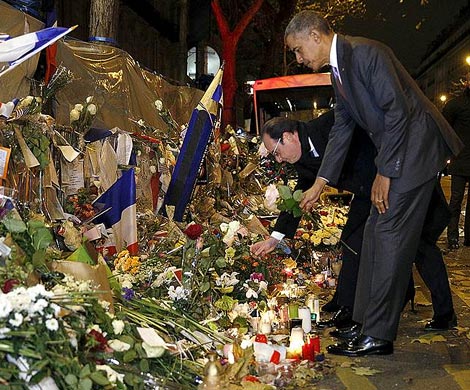Обама почтил память жертв парижских терактов у театра "Батаклан"