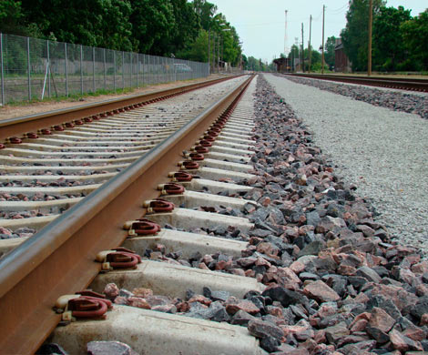 Очевидцы сообщили о теле человека на железнодорожных путях в Москве‍