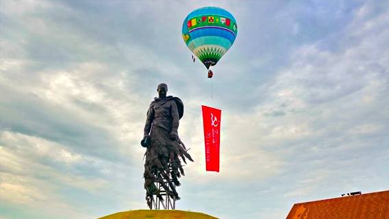 Огромный флаг гигантского солдата: памятник и «Ржев» Евгения Пригожина посвящены красноармейцам