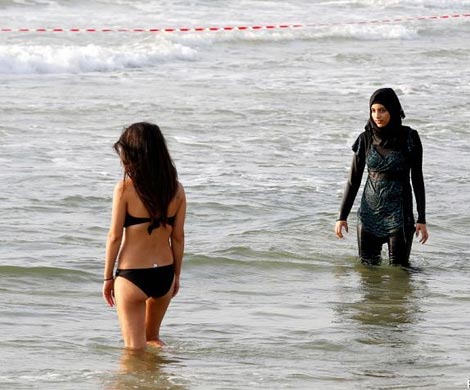 Олланд не поддержал запрета на буркини и хиджаб