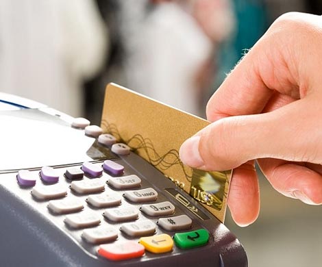 Оплата с помощью банковской карты влияет на восприятие покупки