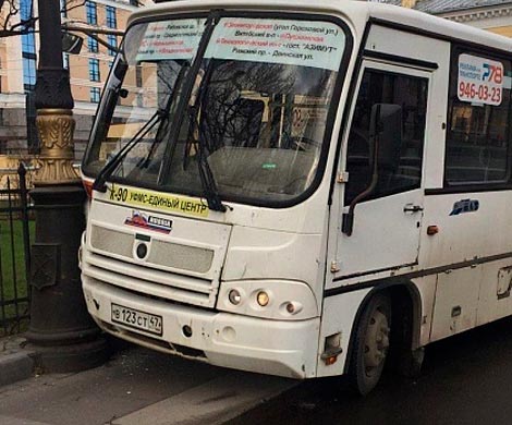 Отказ тормозов: в Петербурге пассажирский автобус с людьми влетел в столб