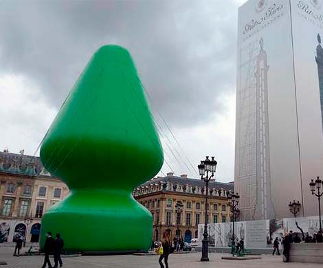 Парижане глубоко возмущены елкой в виде секс-игрушки