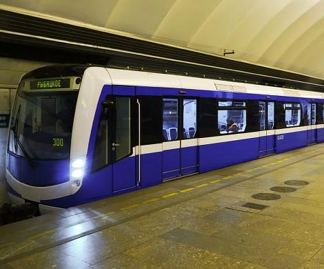 Пассажир бросился под поезд в петербургском метро
