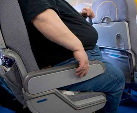 Пассажир потребовал от авиакомпании $100 тысяч из-за толстых попутчиков
