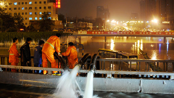 Пекин готовится к наводнениям, в то время как дожди препятствуют восстановлению экономики Китая