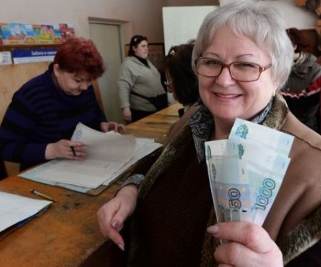 Пенсии россиянам выплатят досрочно