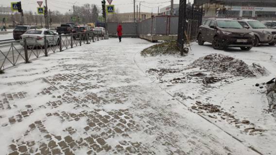 «Передвигаться стало опасно»: петербуржцы недовольны уборкой снега