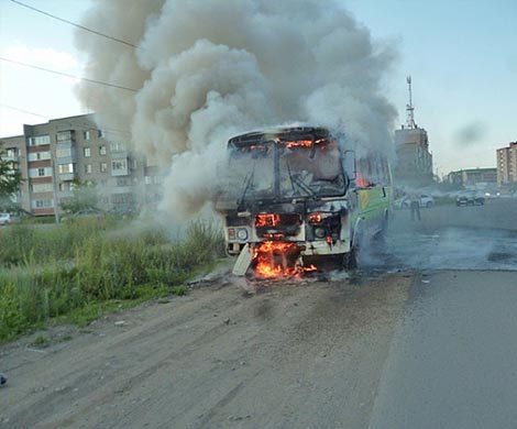 Переполненный рейсовый автобус вспыхнул на ходу в городе Бор